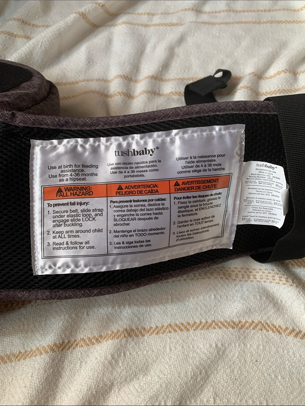 Tushbaby Travel Lite Hip Seat Carrier in Charcoal - Picture 7 of 10